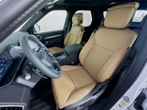 Used 2025 Land Rover Discovery Dynamic SE image 11