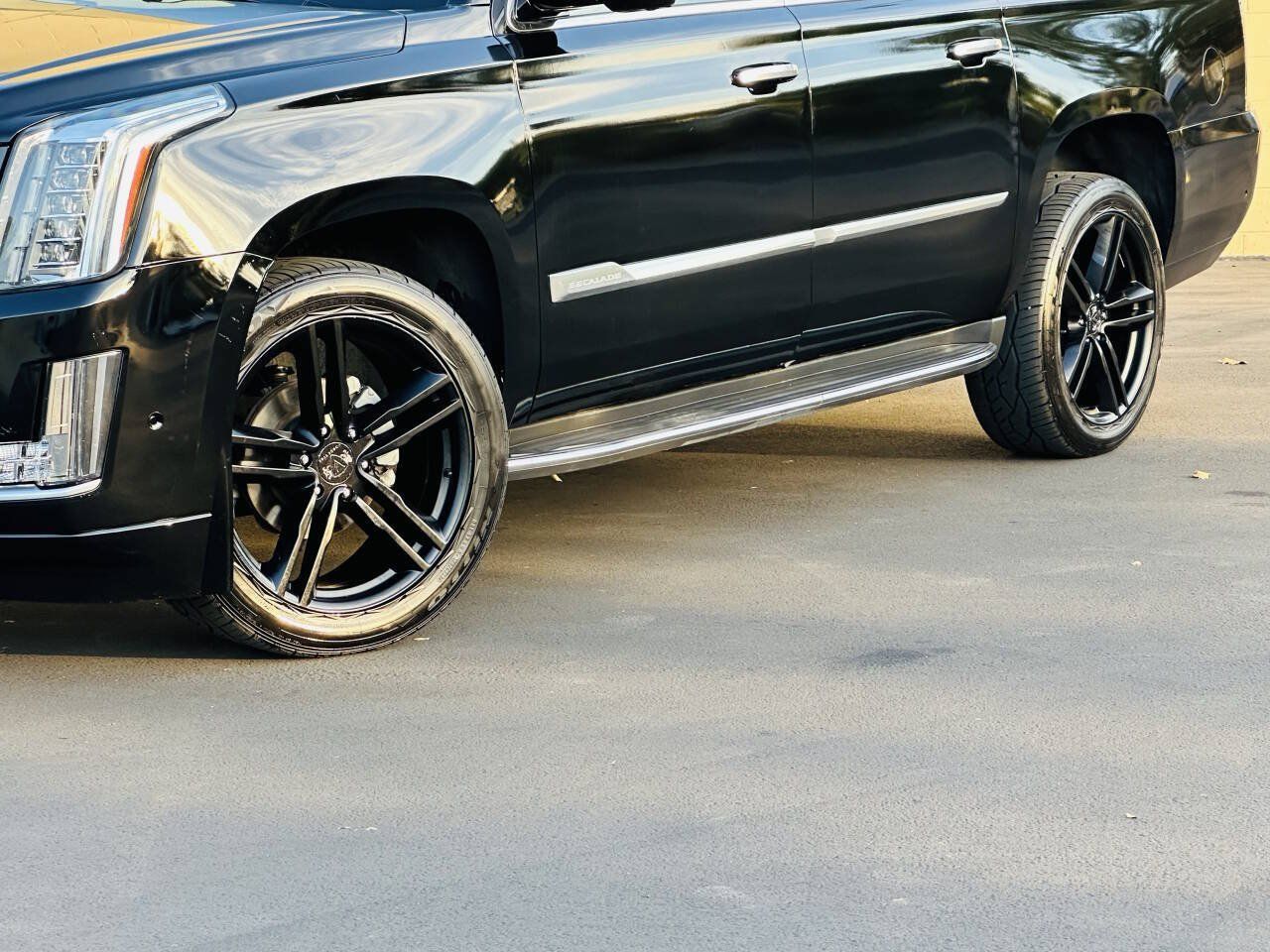 Used 2017 Cadillac Escalade ESV Luxury RWD image 5