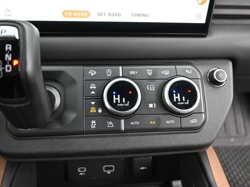 Used 2023 Land Rover Defender 130 X-Dynamic SE image 18