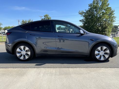 Used 2023 Tesla Model Y Long Range AWD/4WD image 9