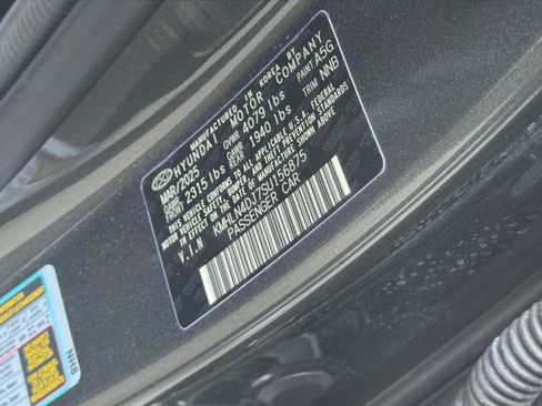 Used 2025 Hyundai Elantra Limited image 32