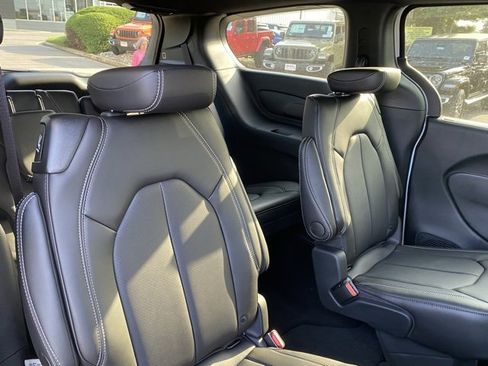 New 2026 Chrysler Pacifica Select image 33