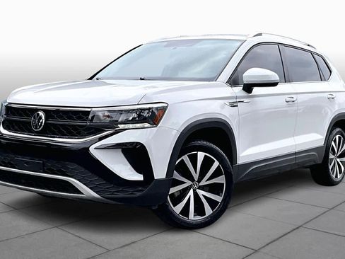 Certified 2022 Volkswagen Taos SE image 1