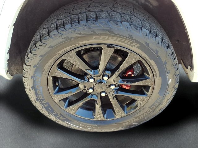 Used 2018 Jeep Grand Cherokee Altitude AWD/4WD image 9