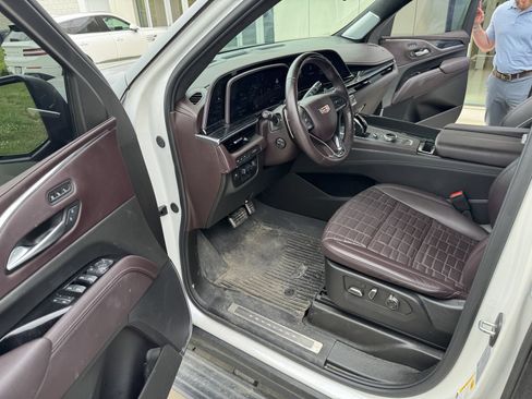 Used 2024 Cadillac Escalade ESV V w/ Heavy-Duty Trailer Package AWD/4WD image 5