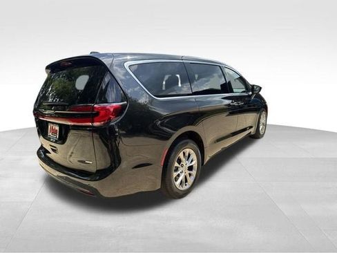 Used 2023 Chrysler Pacifica Touring-L AWD/4WD image 4