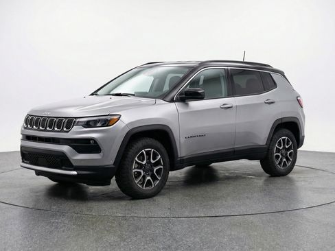 Used 2025 Jeep Compass Trailhawk AWD/4WD image 3