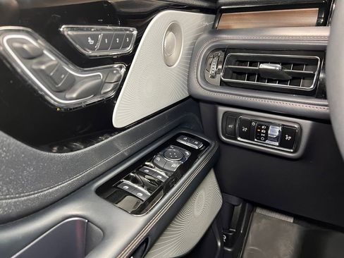 Used 2025 Lincoln Aviator Reserve AWD/4WD image 11