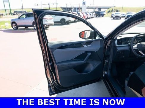 New 2025 Volkswagen Tiguan SE image 11