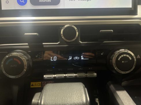Used 2024 Toyota Tacoma TRD Off-Road w/ TRD Off Road Upgrade Package AWD/4WD image 18