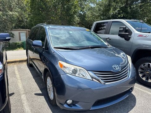 Used 2013 Toyota Sienna XLE FWD image 3