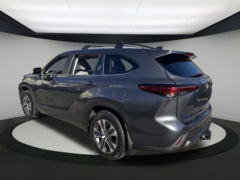 Used 2023 Toyota Highlander XLE image 12