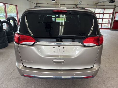 Used 2017 Chrysler Pacifica Touring-L w/ Tire & Wheel Group FWD image 16