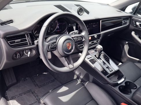Certified 2026 Porsche Macan AWD/4WD image 4