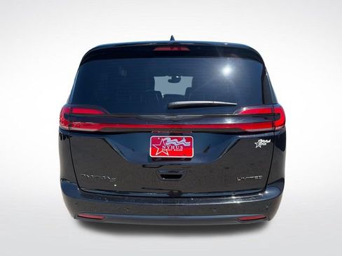 Used 2025 Chrysler Pacifica Limited FWD image 5