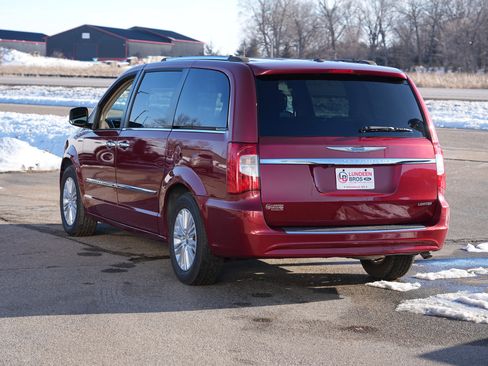 Used 2016 Chrysler Town & Country Limited image 6