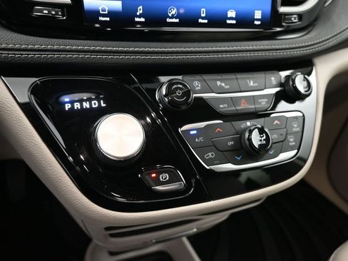 Used 2021 Chrysler Pacifica Touring-L image 16