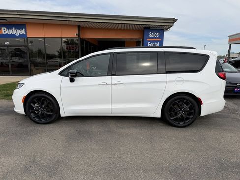 Used 2025 Chrysler Pacifica Limited FWD image 2