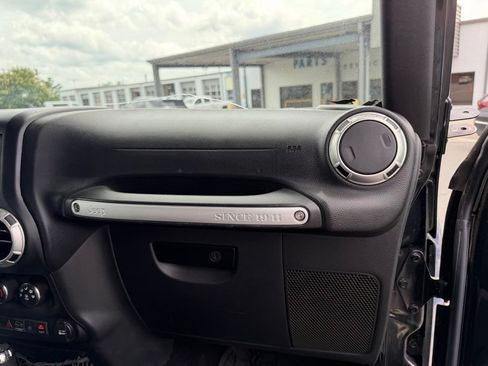 Used 2016 Jeep Wrangler Unlimited Sahara w/ Connectivity Group AWD/4WD image 32