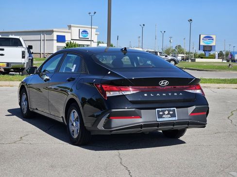 Certified 2025 Hyundai Elantra SE FWD image 3