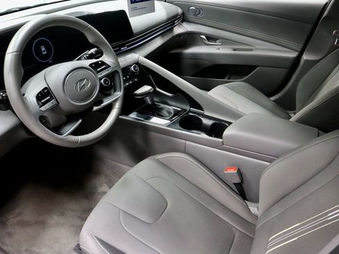 Certified 2025 Hyundai Elantra SEL image 28