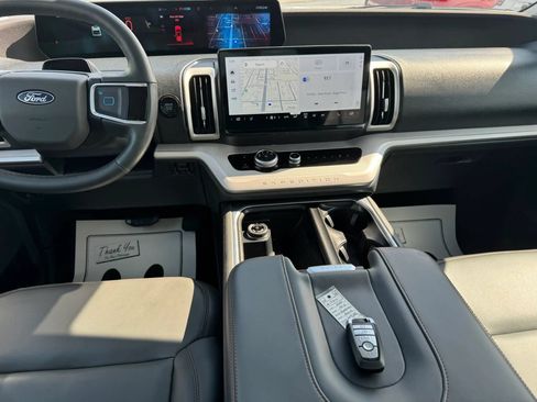 Used 2025 Ford Expedition Active AWD/4WD image 8