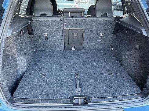 Certified 2025 Volvo XC40 B5 Plus AWD/4WD image 19