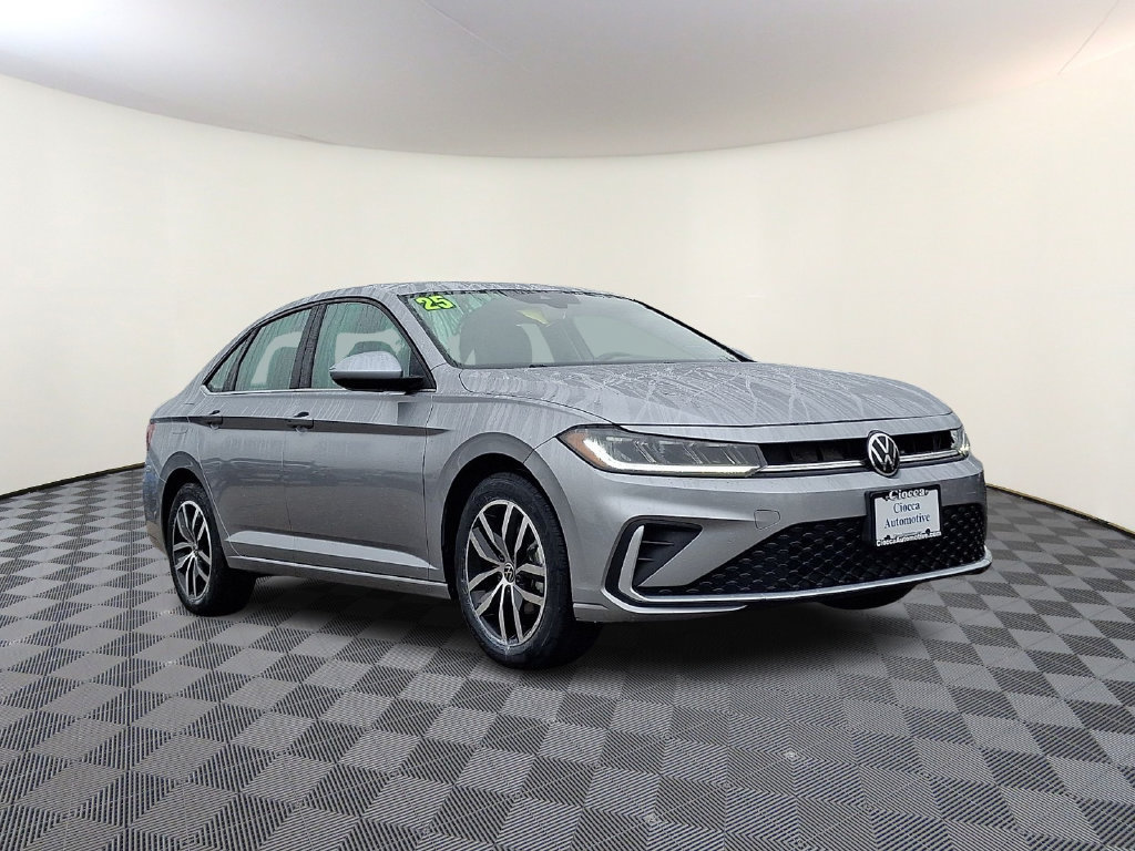 Used 2025 Volkswagen Jetta SE FWD image 1