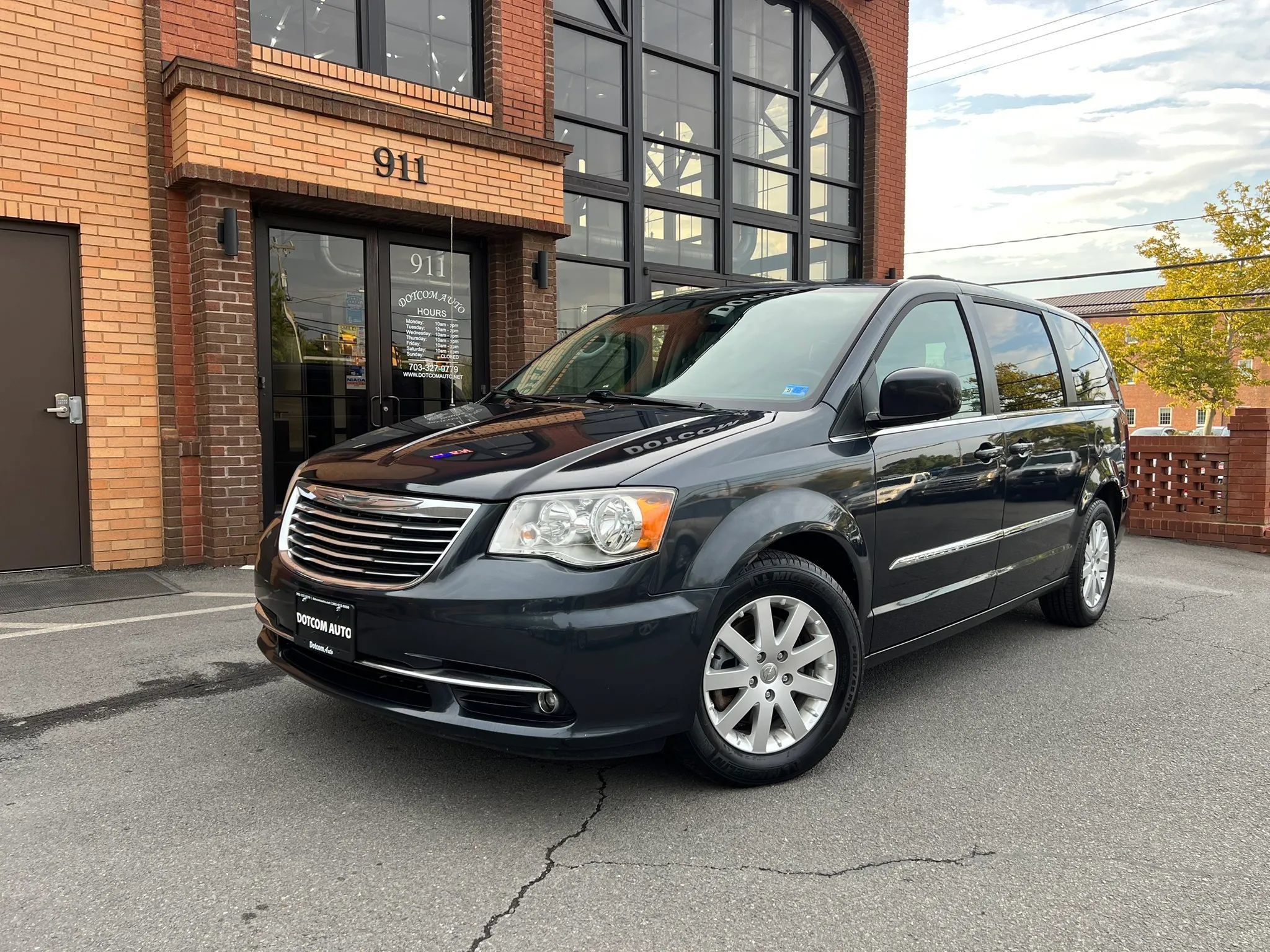 Used 2013 Chrysler Town & Country Touring FWD image 2