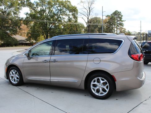 Used 2017 Chrysler Pacifica Touring-L Plus image 6