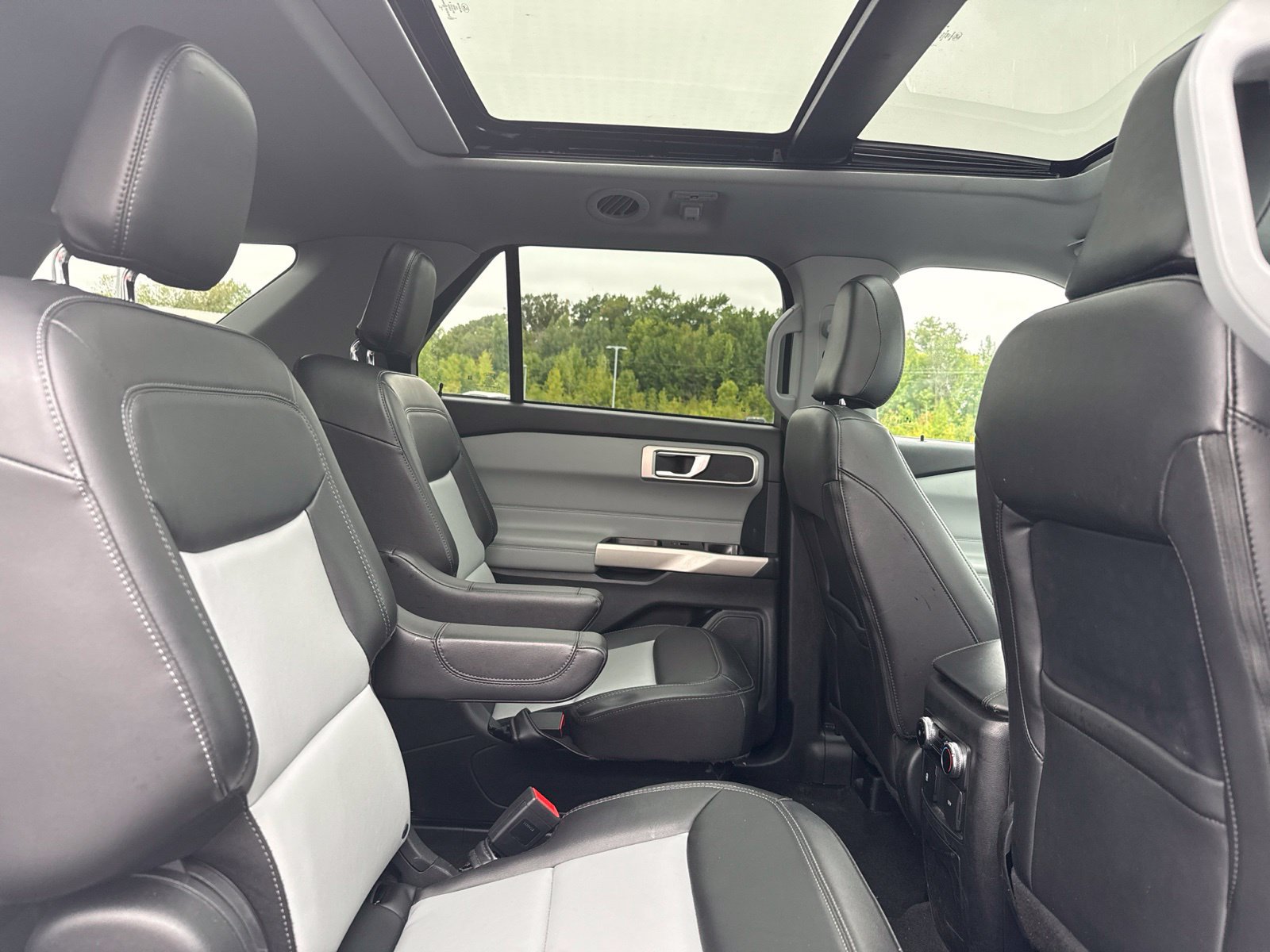 Used 2024 Ford Explorer XLT w/ Equipment Group 202A AWD/4WD image 8