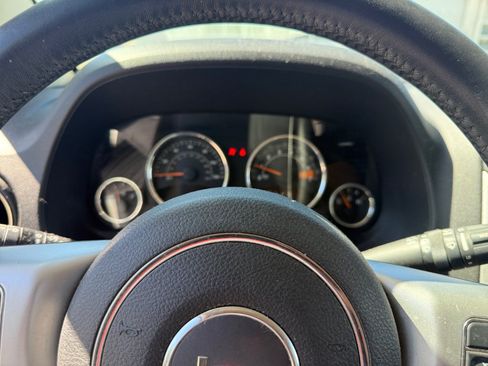Used 2017 Jeep Compass Latitude FWD image 10