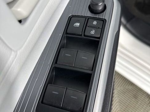 Used 2025 Toyota Sienna LE AWD/4WD image 23