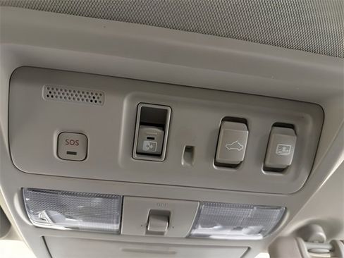 Used 2020 Nissan Titan SL w/ Moonroof Package image 28