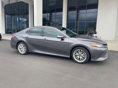 Used 2019 Toyota Camry XLE w/ Sunroof Package FWD image 4