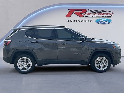Used 2023 Jeep Compass Latitude AWD/4WD image 3