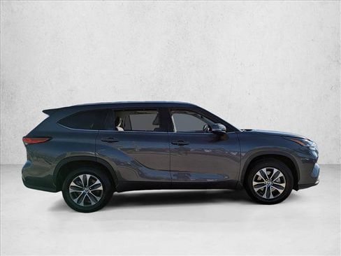 Used 2021 Toyota Highlander XLE image 4