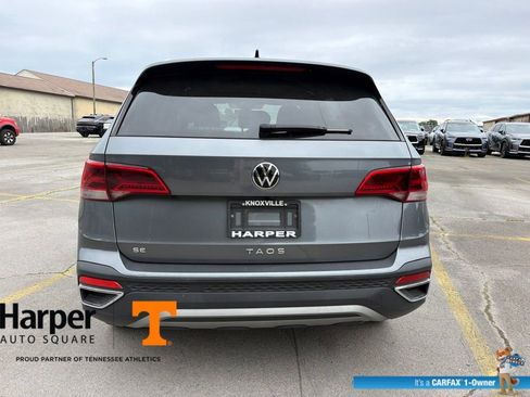 Used 2023 Volkswagen Taos SE w/ Panoramic Sunroof Package FWD image 4