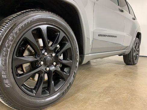 Used 2021 Jeep Grand Cherokee Laredo X image 2