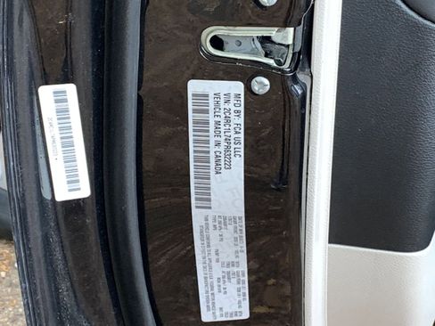 Used 2023 Chrysler Pacifica Touring-L FWD image 20