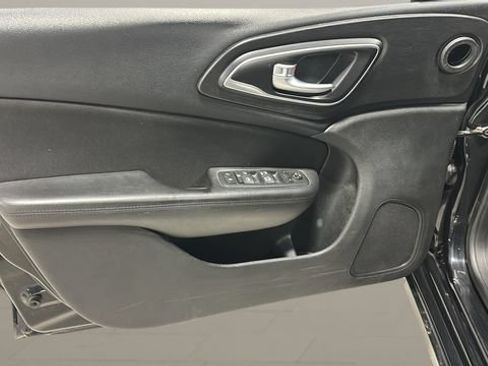 Used 2016 Chrysler 200 Limited w/ Convenience Group FWD image 9