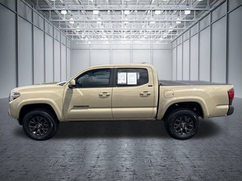 Used 2020 Toyota Tacoma SR5 AWD/4WD image 2