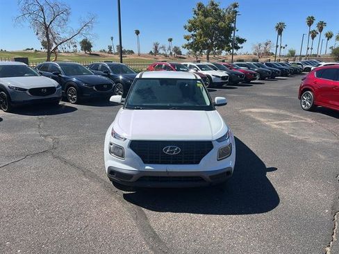 Used 2021 Hyundai Venue SE image 3