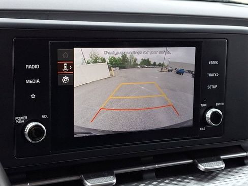 Used 2024 Kia Carnival LX FWD image 4