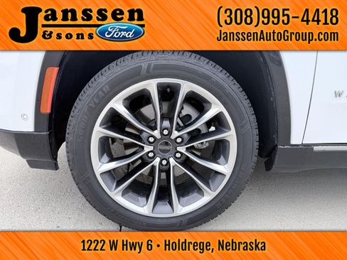 Used 2025 Jeep Wagoneer Series III w/ Premium Group I AWD/4WD image 33
