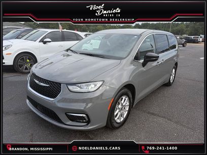 Used 2025 Chrysler Pacifica Select