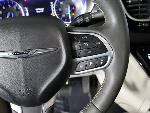 Used 2024 Chrysler Pacifica Touring-L FWD image 43