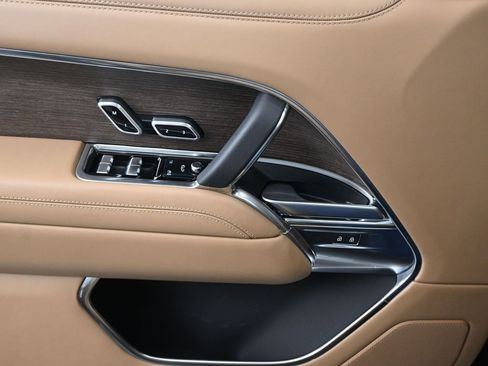 Used 2025 Land Rover Range Rover SE image 11