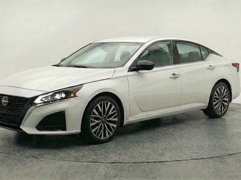 Used 2025 Nissan Altima 2.5 SV image 3