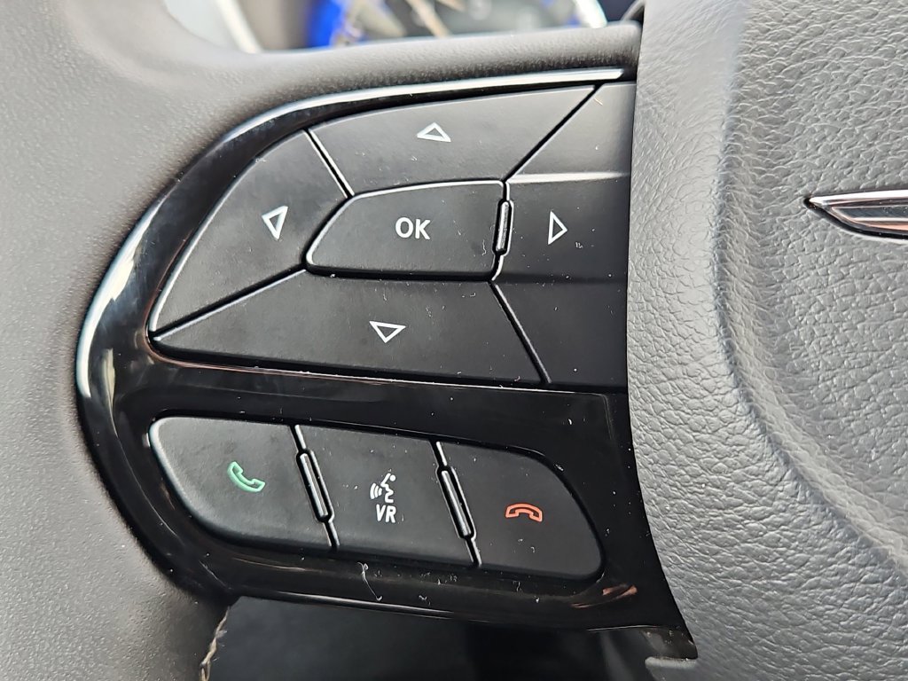 Used 2025 Chrysler Pacifica Limited FWD image 23